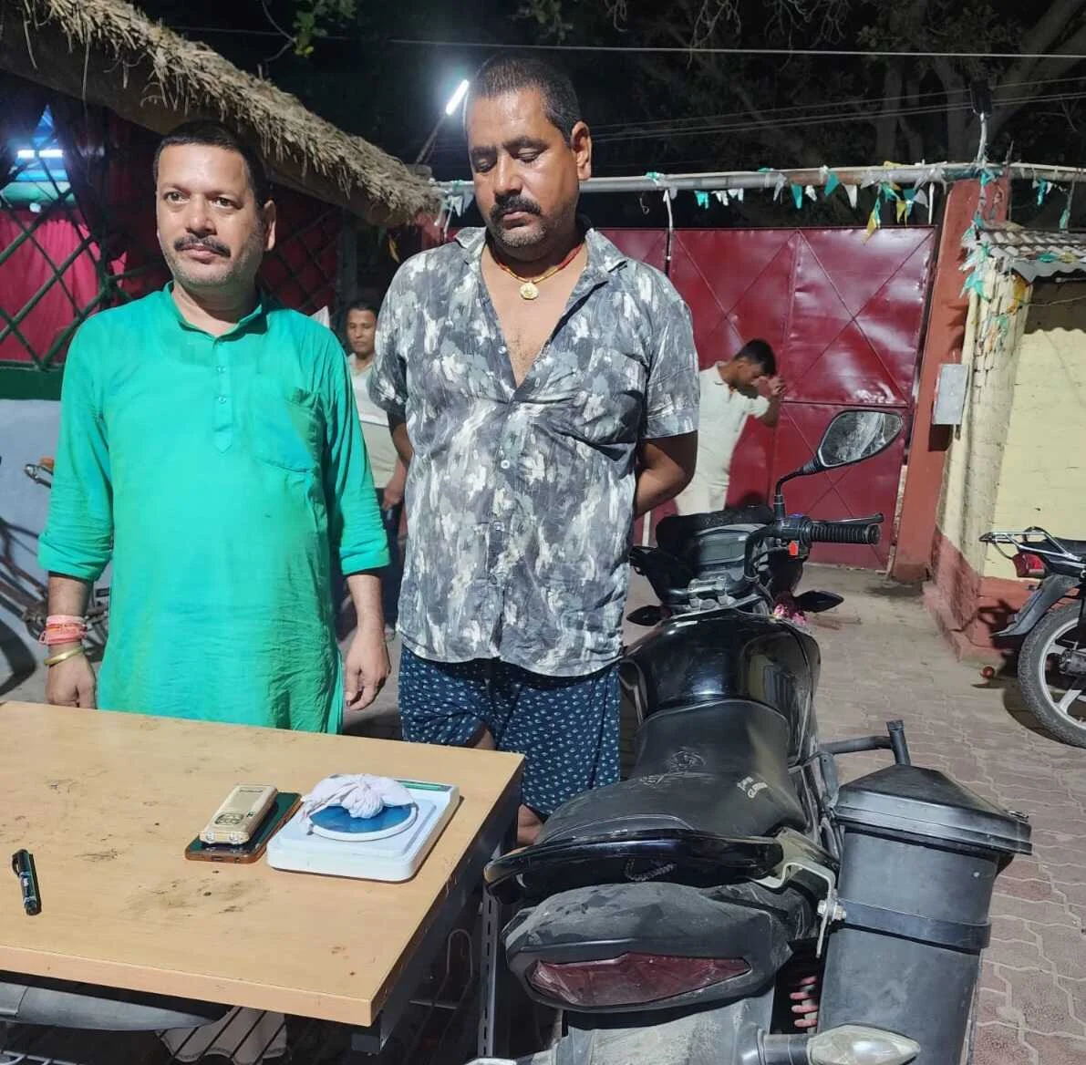 23.18 ग्राम स्मैक के साथ दो तस्कर गिरफ्तार, बाइक व मोबाइल जब्त 5