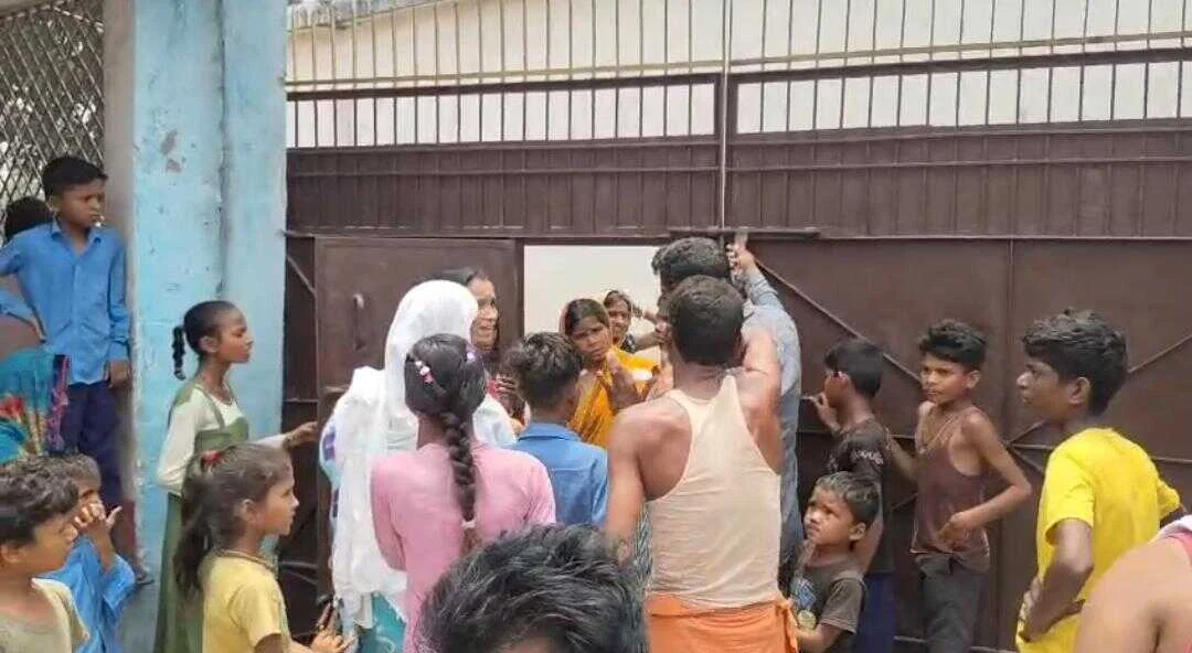 बछवाड़ा में एमडीएम में सड़ा अंडा खाने से छात्र बीमार, परिजनों का स्कूल में भारी हंगामा, एचएम स्कूल छोड़ फरार 3