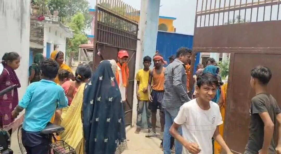 बछवाड़ा में एमडीएम में सड़ा अंडा खाने से छात्र बीमार, परिजनों का स्कूल में भारी हंगामा, एचएम स्कूल छोड़ फरार 2