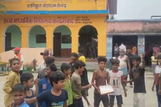बछवाड़ा में एमडीएम में सड़ा अंडा खाने से छात्र बीमार, परिजनों का स्कूल में भारी हंगामा, एचएम स्कूल छोड़ फरार 3