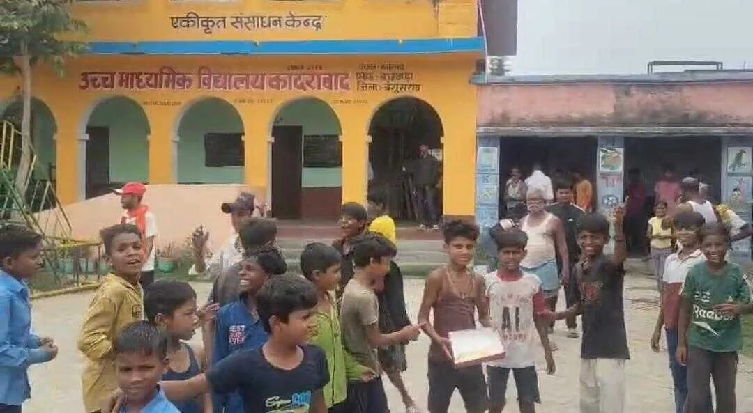 बछवाड़ा में एमडीएम में सड़ा अंडा खाने से छात्र बीमार, परिजनों का स्कूल में भारी हंगामा, एचएम स्कूल छोड़ फरार 8