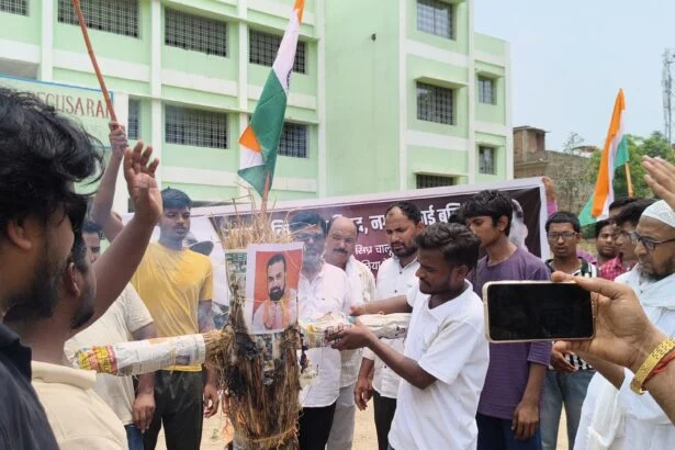 बलिया में डिग्री कॉलेज चालू कराने को लेकर छात्रों का आक्रोश मार्च, मुख्यमंत्री का पुतला दहन 1