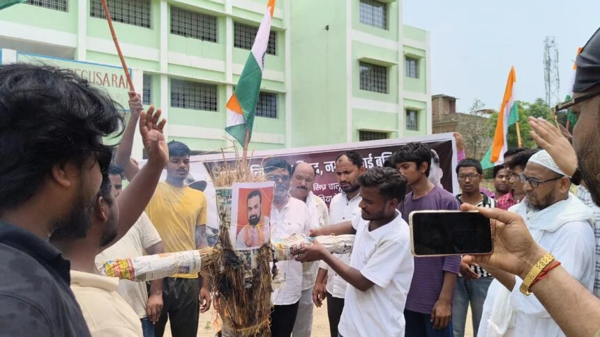 बलिया में डिग्री कॉलेज चालू कराने को लेकर छात्रों का आक्रोश मार्च, मुख्यमंत्री का पुतला दहन 1