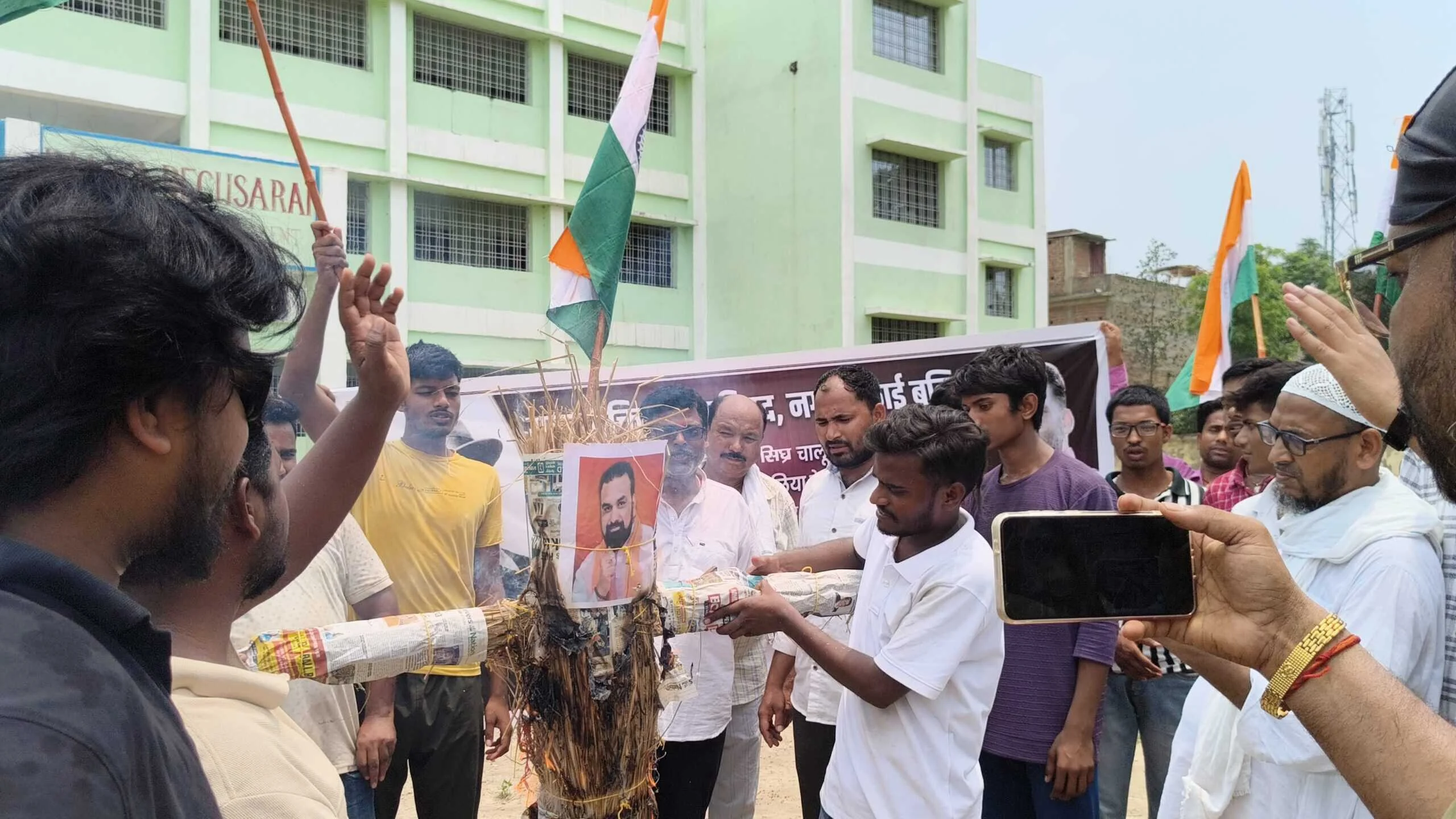 बलिया में डिग्री कॉलेज चालू कराने को लेकर छात्रों का आक्रोश मार्च, मुख्यमंत्री का पुतला दहन 3