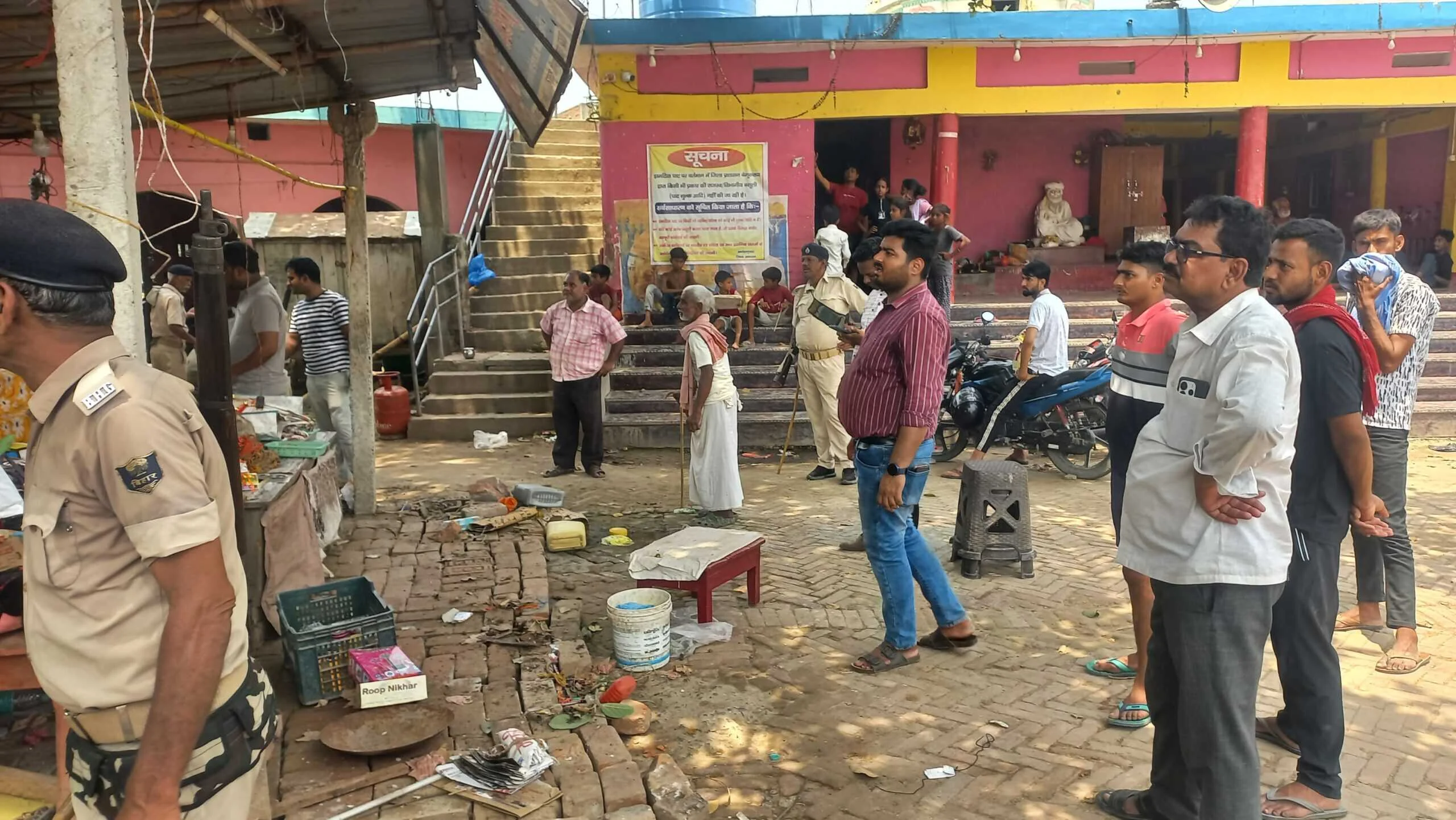 जिलाधिकारी का औचक निरीक्षण: झमटिया धाम से हटा अतिक्रमण, अस्पताल में बंद मिला परामर्श केंद्र तो प्रबंधन को लगाई फटकार 4