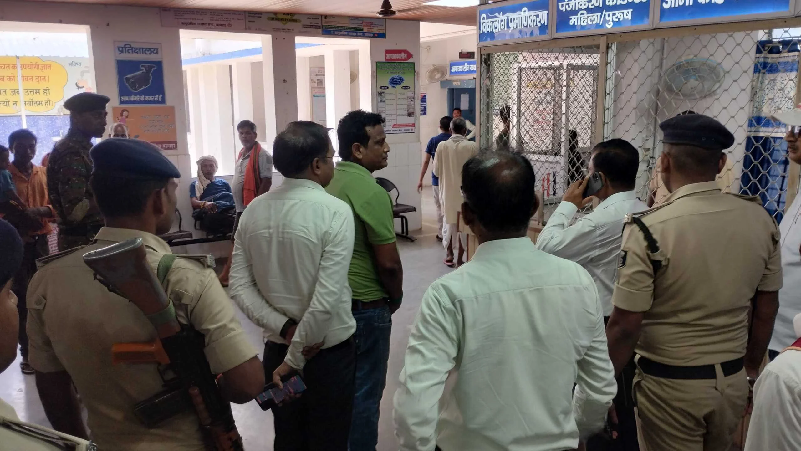 जिलाधिकारी का औचक निरीक्षण: झमटिया धाम से हटा अतिक्रमण, अस्पताल में बंद मिला परामर्श केंद्र तो प्रबंधन को लगाई फटकार 2