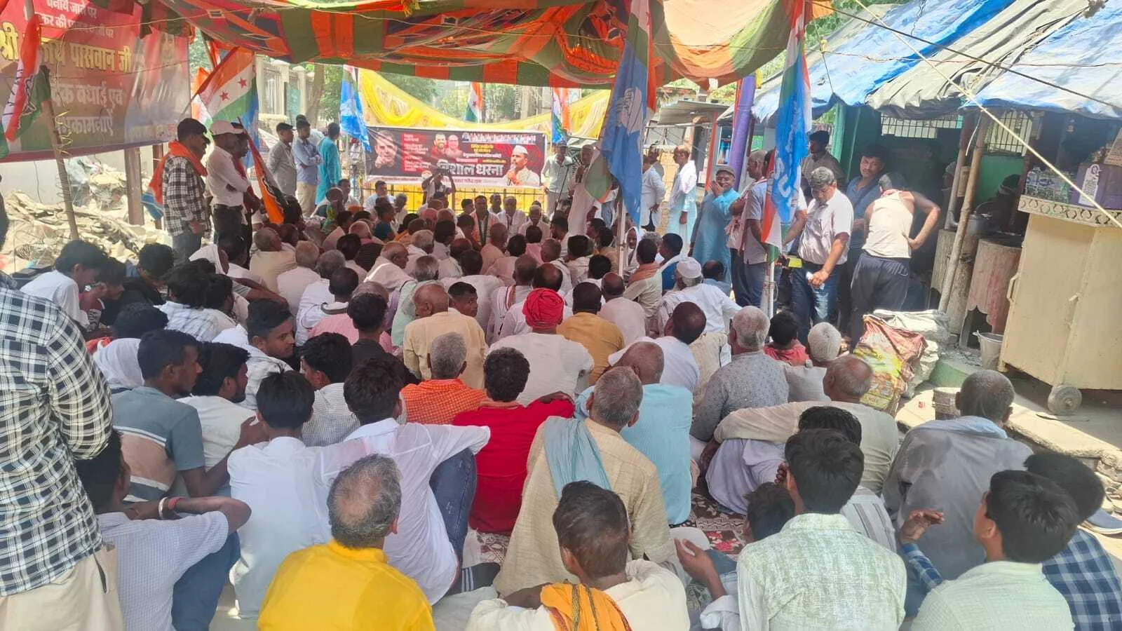 बेगूसराय में कांग्रेस का हल्लाबोल: जिला अध्यक्ष शिव प्रकाश गरीब दास के नेतृत्व में समाहरणालय पर विशाल धरना-प्रदर्शन 5