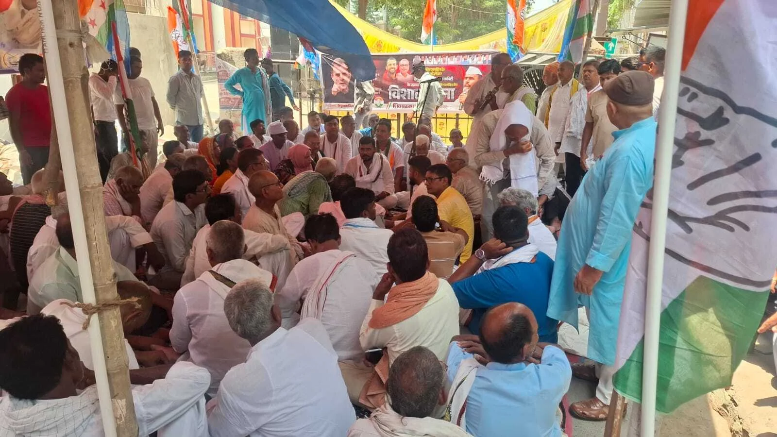 बेगूसराय में कांग्रेस का हल्लाबोल: जिला अध्यक्ष शिव प्रकाश गरीब दास के नेतृत्व में समाहरणालय पर विशाल धरना-प्रदर्शन 4
