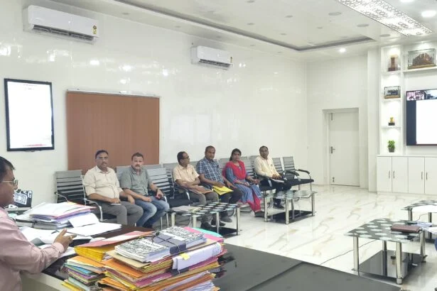 बेगूसराय में संभावित बाढ़ से निपटने की तैयारियां तेज: DM श्रीकांत शास्त्री ने की आपदा विभाग की समीक्षा बैठक 1