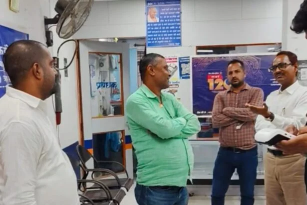 समस्तीपुर: बैंक के अंदर शराब पी रहे थे कर्मी, असिस्टेंट मैनेजर और क्लर्क समेत 3 गिरफ्तार 1