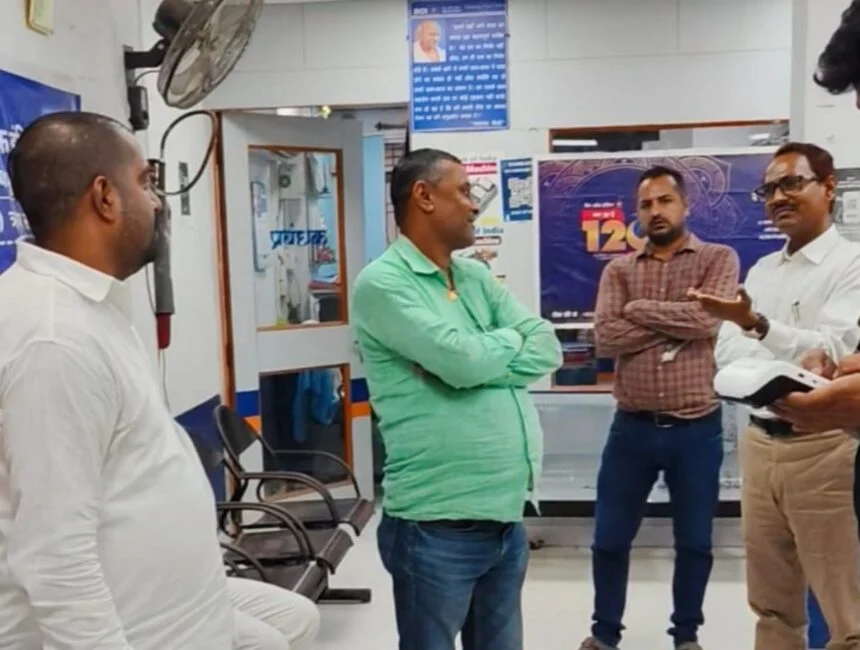 समस्तीपुर: बैंक के अंदर शराब पी रहे थे कर्मी, असिस्टेंट मैनेजर और क्लर्क समेत 3 गिरफ्तार 1