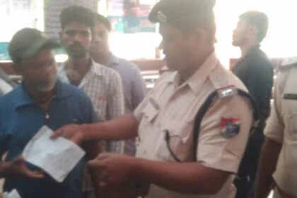 समस्तीपुर रेल मंडल की बड़ी कार्रवाई: रोसड़ाघाट स्टेशन के तत्काल काउंटर पर छापेमारी, टिकट दलालों में हड़कंप 18