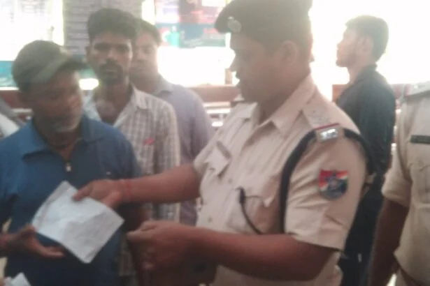 समस्तीपुर रेल मंडल की बड़ी कार्रवाई: रोसड़ाघाट स्टेशन के तत्काल काउंटर पर छापेमारी, टिकट दलालों में हड़कंप 1