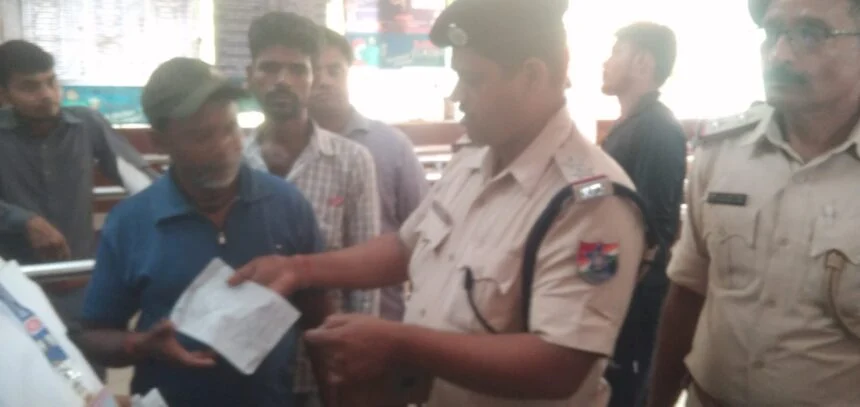 समस्तीपुर रेल मंडल की बड़ी कार्रवाई: रोसड़ाघाट स्टेशन के तत्काल काउंटर पर छापेमारी, टिकट दलालों में हड़कंप 1