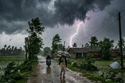नालंदा में अचानक बदला मौसम का मिजाज, तेज हवा और झमाझम बारिश के साथ छाया अंधेरा, लोगों को मिली उमस भरी गर्मी से राहत, वाहनों की बत्तियां दिन में ही जली 28