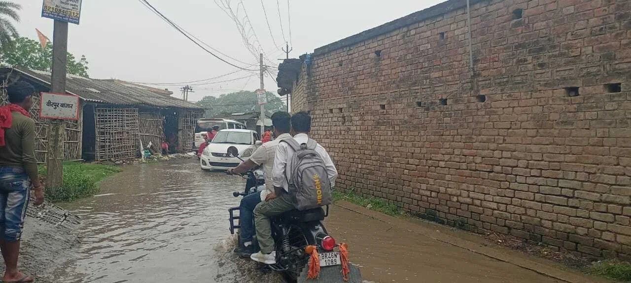 15 वर्षों से बदहाली की मार झेल रही वीरपुर की सड़कें, जलजमाव से ग्रामीण परेशान 2
