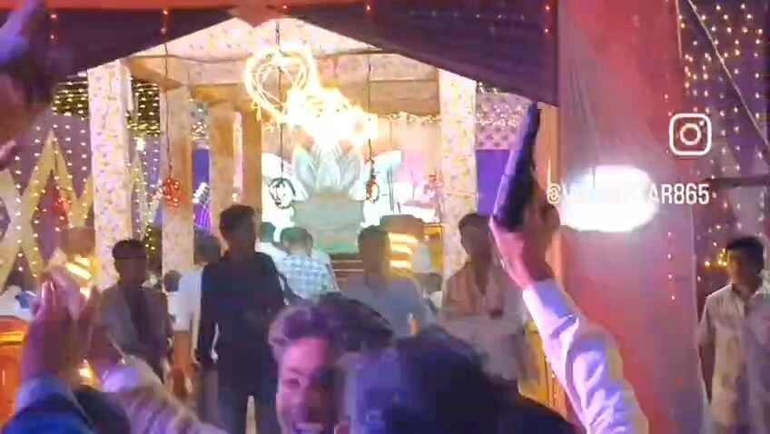 बेगूसराय में शादी के जश्न में डीजे की धुन पर खुलेआम लहराए हथियार, वीडियो वायरल 3