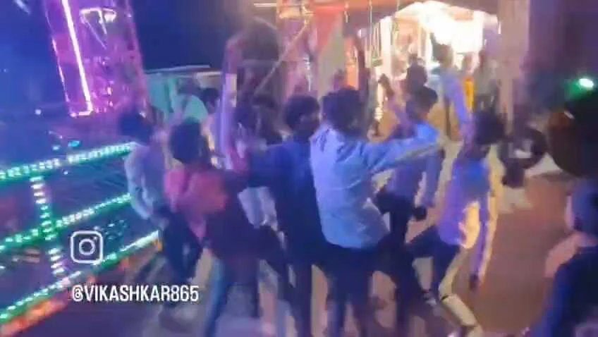बेगूसराय में शादी के जश्न में डीजे की धुन पर खुलेआम लहराए हथियार, वीडियो वायरल 2