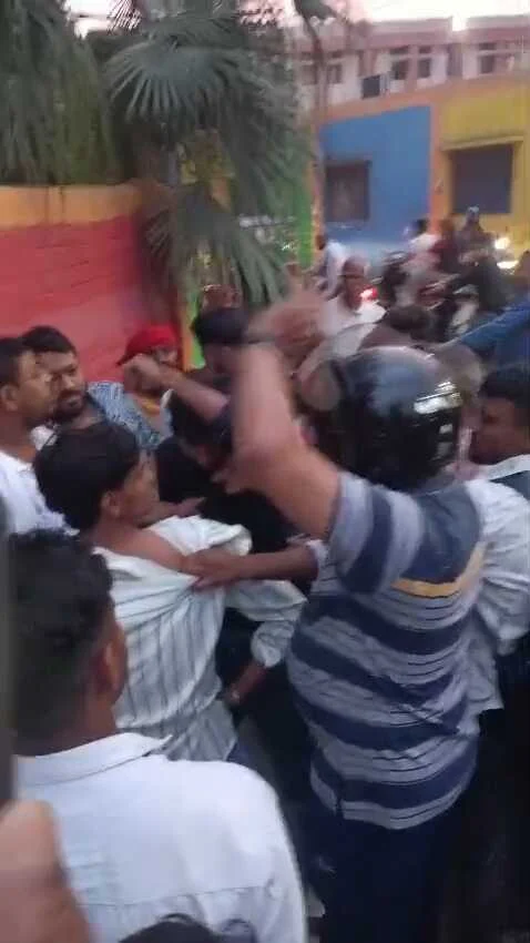 समस्तीपुर: DRM ऑफिस चौक पर मोबाइल छीनकर भाग रहे दो बदमाश गए दबोचे, लोगों ने खदेड़कर पकड़ा 3