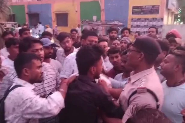 समस्तीपुर: DRM ऑफिस चौक पर मोबाइल छीनकर भाग रहे दो बदमाश गए दबोचे, लोगों ने खदेड़कर पकड़ा 1