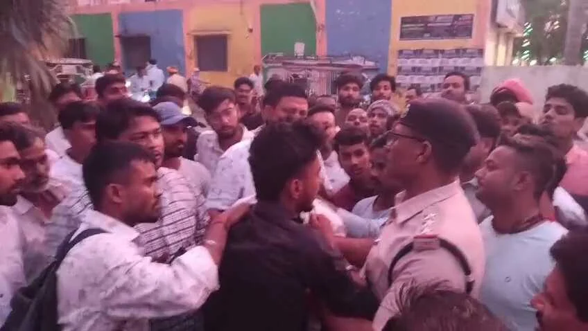 समस्तीपुर: DRM ऑफिस चौक पर मोबाइल छीनकर भाग रहे दो बदमाश गए दबोचे, लोगों ने खदेड़कर पकड़ा 4