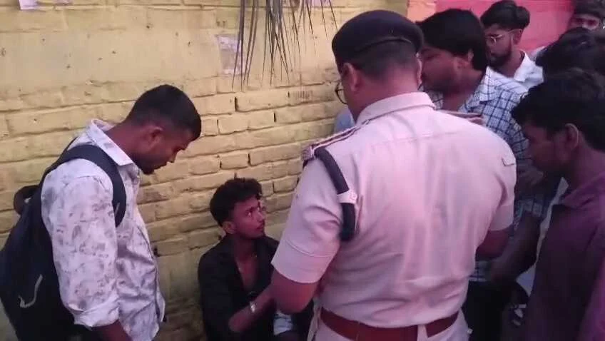 समस्तीपुर: DRM ऑफिस चौक पर मोबाइल छीनकर भाग रहे दो बदमाश गए दबोचे, लोगों ने खदेड़कर पकड़ा 2