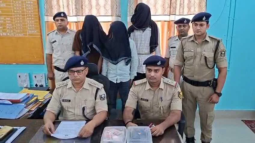 नालंदा में NEET सॉल्वर गैंग का बड़ा खुलासा: MBBS छात्र समेत 3 गिरफ्तार, लाखों कैश और फर्जी एडमिट कार्ड बरामद 4
