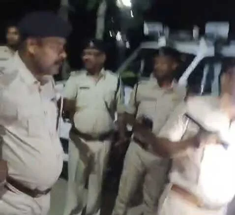 समस्तीपुर :शराब मामले में छापेमारी करने गई पुलिस टीम पर पथराव, ASI समेत 3 पुलिसकर्मी और आरोपी के परिजन घायल 2