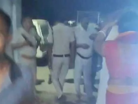 समस्तीपुर :शराब मामले में छापेमारी करने गई पुलिस टीम पर पथराव, ASI समेत 3 पुलिसकर्मी और आरोपी के परिजन घायल 3