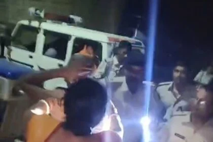 समस्तीपुर :शराब मामले में छापेमारी करने गई पुलिस टीम पर पथराव, ASI समेत 3 पुलिसकर्मी और आरोपी के परिजन घायल 51