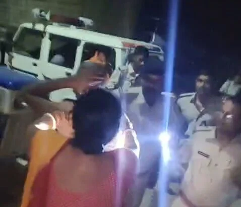 समस्तीपुर :शराब मामले में छापेमारी करने गई पुलिस टीम पर पथराव, ASI समेत 3 पुलिसकर्मी और आरोपी के परिजन घायल 1