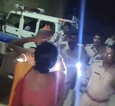 समस्तीपुर :शराब मामले में छापेमारी करने गई पुलिस टीम पर पथराव, ASI समेत 3 पुलिसकर्मी और आरोपी के परिजन घायल 6