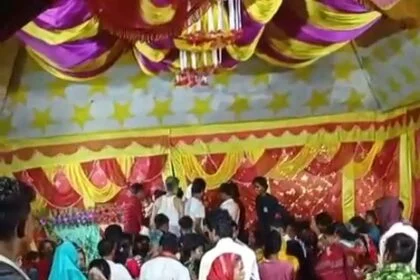 जयमाला के दौरान पहुंची दूल्हे की प्रेमिकाः कहा- छह सालों से मेरे साथ था, अब दूसरी शादी कर रहा; दुल्हन पक्ष ने लड़के को पीटा 22