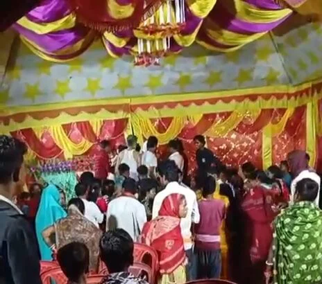 जयमाला के दौरान पहुंची दूल्हे की प्रेमिकाः कहा- छह सालों से मेरे साथ था, अब दूसरी शादी कर रहा; दुल्हन पक्ष ने लड़के को पीटा 7
