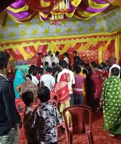 जयमाला के दौरान पहुंची दूल्हे की प्रेमिकाः कहा- छह सालों से मेरे साथ था, अब दूसरी शादी कर रहा; दुल्हन पक्ष ने लड़के को पीटा 4