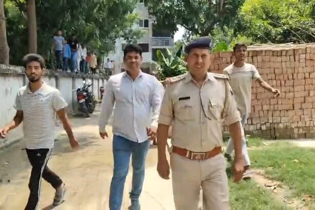 समस्तीपुर:मनियापुर स्कूल में 7वीं की छात्रा ने प्रधानाध्यापक पर लगाया गंभीर आरोप, केबिन में बुलाकर की बदसलूकी,भारी बवाल 3