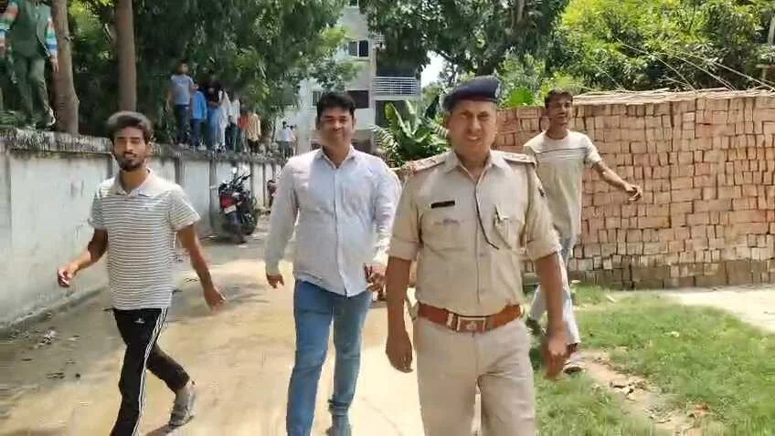 समस्तीपुर:मनियापुर स्कूल में 7वीं की छात्रा ने प्रधानाध्यापक पर लगाया गंभीर आरोप, केबिन में बुलाकर की बदसलूकी,भारी बवाल 5