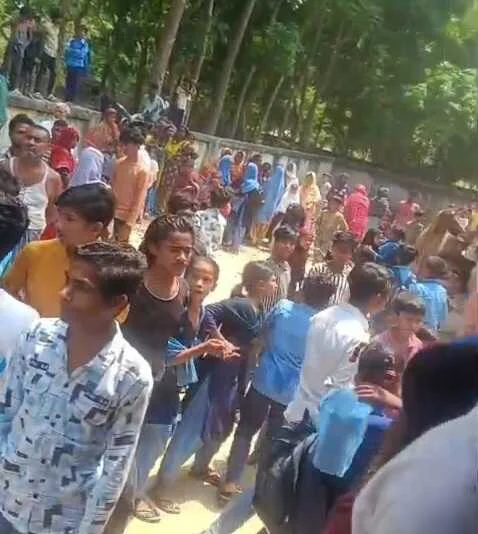 समस्तीपुर:मनियापुर स्कूल में 7वीं की छात्रा ने प्रधानाध्यापक पर लगाया गंभीर आरोप, केबिन में बुलाकर की बदसलूकी,भारी बवाल 2