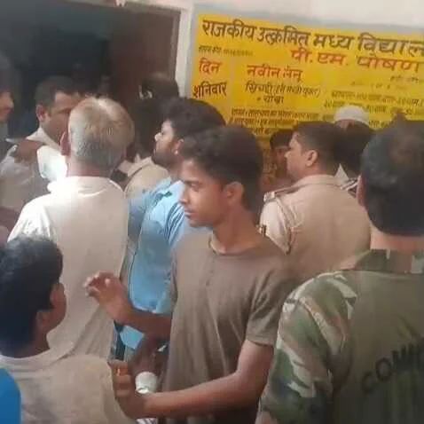 समस्तीपुर:मनियापुर स्कूल में 7वीं की छात्रा ने प्रधानाध्यापक पर लगाया गंभीर आरोप, केबिन में बुलाकर की बदसलूकी,भारी बवाल 3