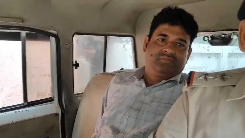 समस्तीपुर:मनियापुर स्कूल में 7वीं की छात्रा ने प्रधानाध्यापक पर लगाया गंभीर आरोप, केबिन में बुलाकर की बदसलूकी,भारी बवाल 4