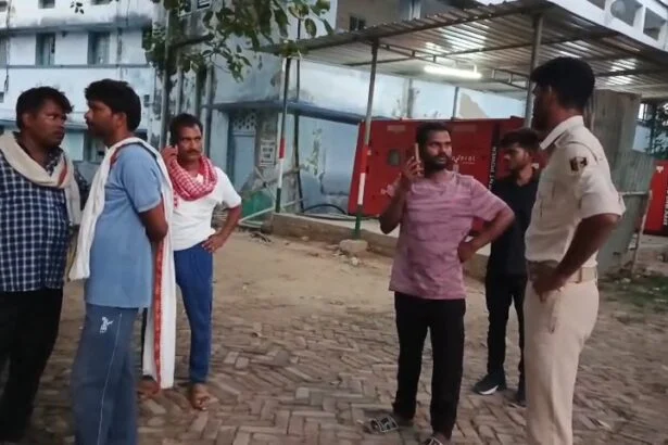 नालंदा: घर के बगल में शौच करने के विवाद को लेकर दो पक्ष आपस में भिड़े, पिता और पुत्र की हुई बेरहमी से पिटाई, पिता की हुई मौत, पुत्र का इलाज जारी 1