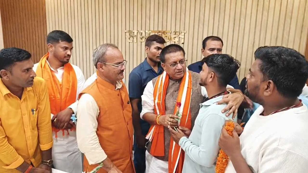 बिहार सरकार के पथ निर्माण मंत्री ई शैलेन्द्र कुमार पहुंचे बिहार शरीफ सर्किट हाउस, कार्यकर्ताओं ने किया स्वागत, अधिकारियों के साथ की बैठक 3