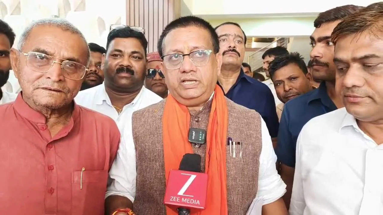 बिहार सरकार के पथ निर्माण मंत्री ई शैलेन्द्र कुमार पहुंचे बिहार शरीफ सर्किट हाउस, कार्यकर्ताओं ने किया स्वागत, अधिकारियों के साथ की बैठक 4