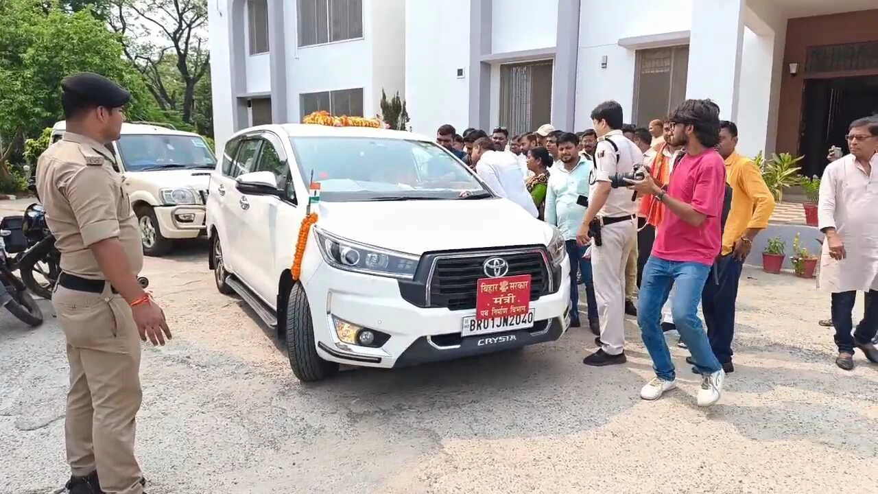 बिहार सरकार के पथ निर्माण मंत्री ई शैलेन्द्र कुमार पहुंचे बिहार शरीफ सर्किट हाउस, कार्यकर्ताओं ने किया स्वागत, अधिकारियों के साथ की बैठक 2