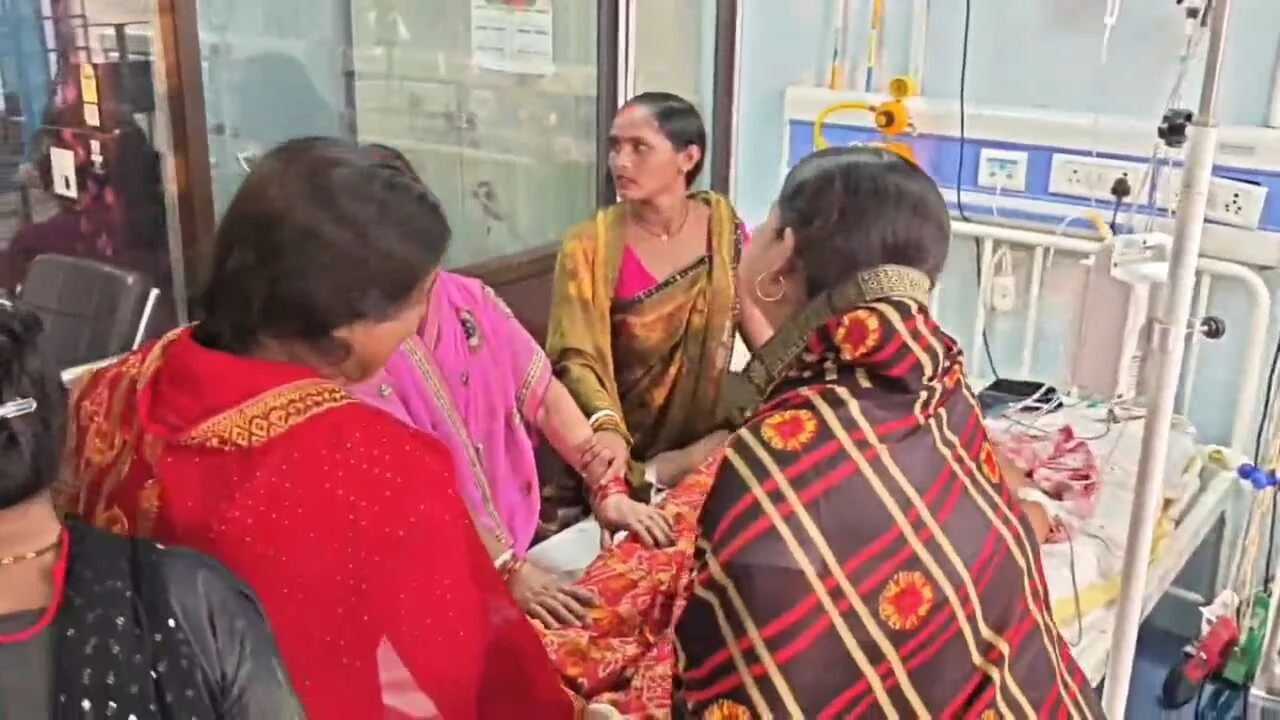बिहार शरीफ मॉडल अस्पताल में मरीज की मौत के बाद परिजनों ने किया हंगामा,  सीढ़ी से गिरकर महिला हुई थी जख्मी, डॉक्टर कंपाउंडर हुए फरार 2