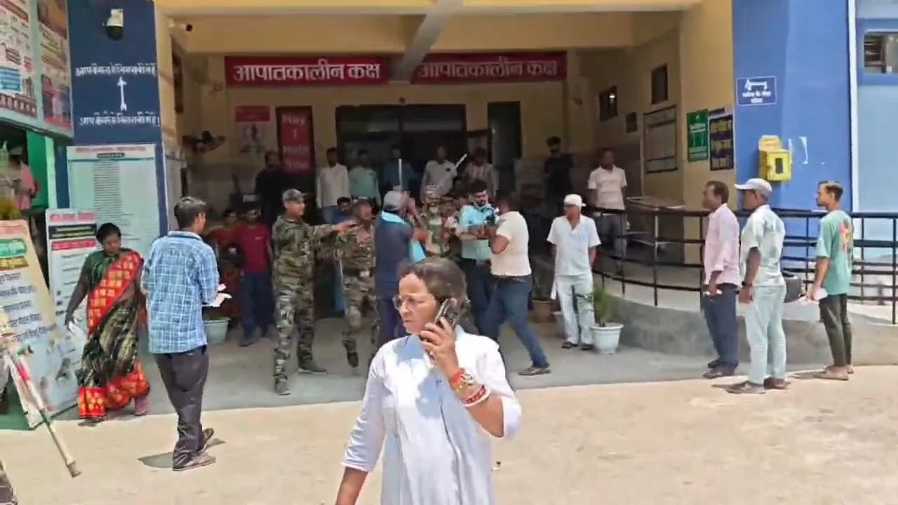 बिहार शरीफ मॉडल अस्पताल में मरीज की मौत के बाद परिजनों ने किया हंगामा,  सीढ़ी से गिरकर महिला हुई थी जख्मी, डॉक्टर कंपाउंडर हुए फरार 4