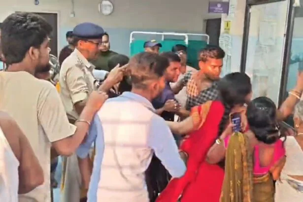 बिहार शरीफ मॉडल अस्पताल में मरीज की मौत के बाद परिजनों ने किया हंगामा,  सीढ़ी से गिरकर महिला हुई थी जख्मी, डॉक्टर कंपाउंडर हुए फरार 3