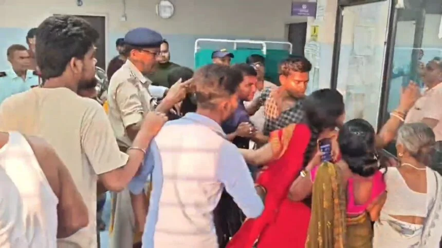 बिहार शरीफ मॉडल अस्पताल में मरीज की मौत के बाद परिजनों ने किया हंगामा,  सीढ़ी से गिरकर महिला हुई थी जख्मी, डॉक्टर कंपाउंडर हुए फरार 1