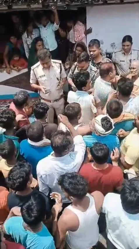 समस्तीपुर: मोबाइल चोरी के शक में  नाबालिग को पेड़ से बांधकर पीटा, सिगरेट से दागा... 6 दिन तड़पने के बाद मौत 4