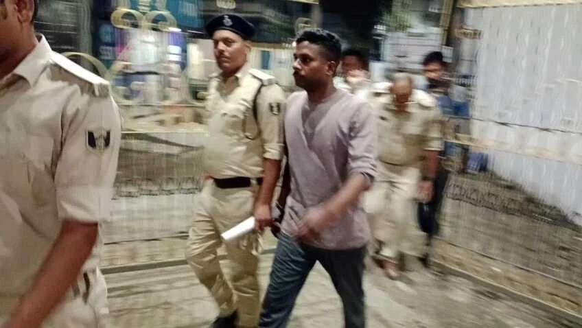 बेगूसराय पुलिस दागदार: नकली सिगरेट मामले में टाइगर मोबाइल के जवानों ने की 3 लाख की वसूली, एक गिरफ्तार 7